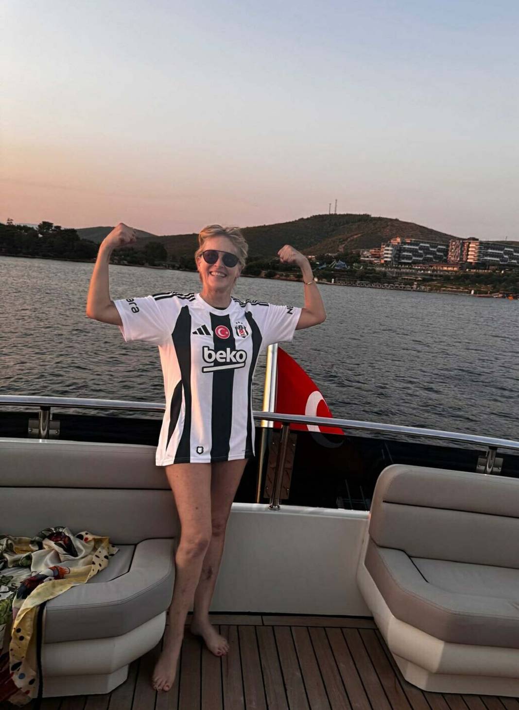 Sharon Stone'a, Bodrum'da Beşiktaş forması hediye edildi 2